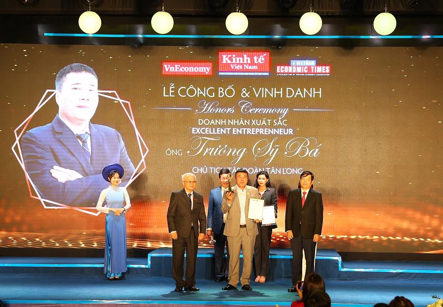 Doanh nh&acirc;n Trương Sỹ B&aacute; (người đứng giữa) nhận giải thưởng doanh nh&acirc;n xuất sắc tại Lễ c&ocirc;ng bố v&agrave; vinh danh Thương hiệu mạnh Việt Nam năm 2022.