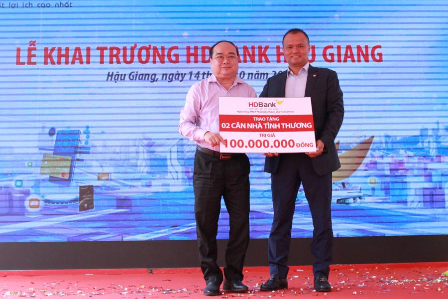 Anh Nguyễn Đăng Thanh, Ph&oacute; Tổng gi&aacute;m đốc đại diện HDBank trao tặng 2 căn nh&agrave; t&igrave;nh thương cho địa phương.