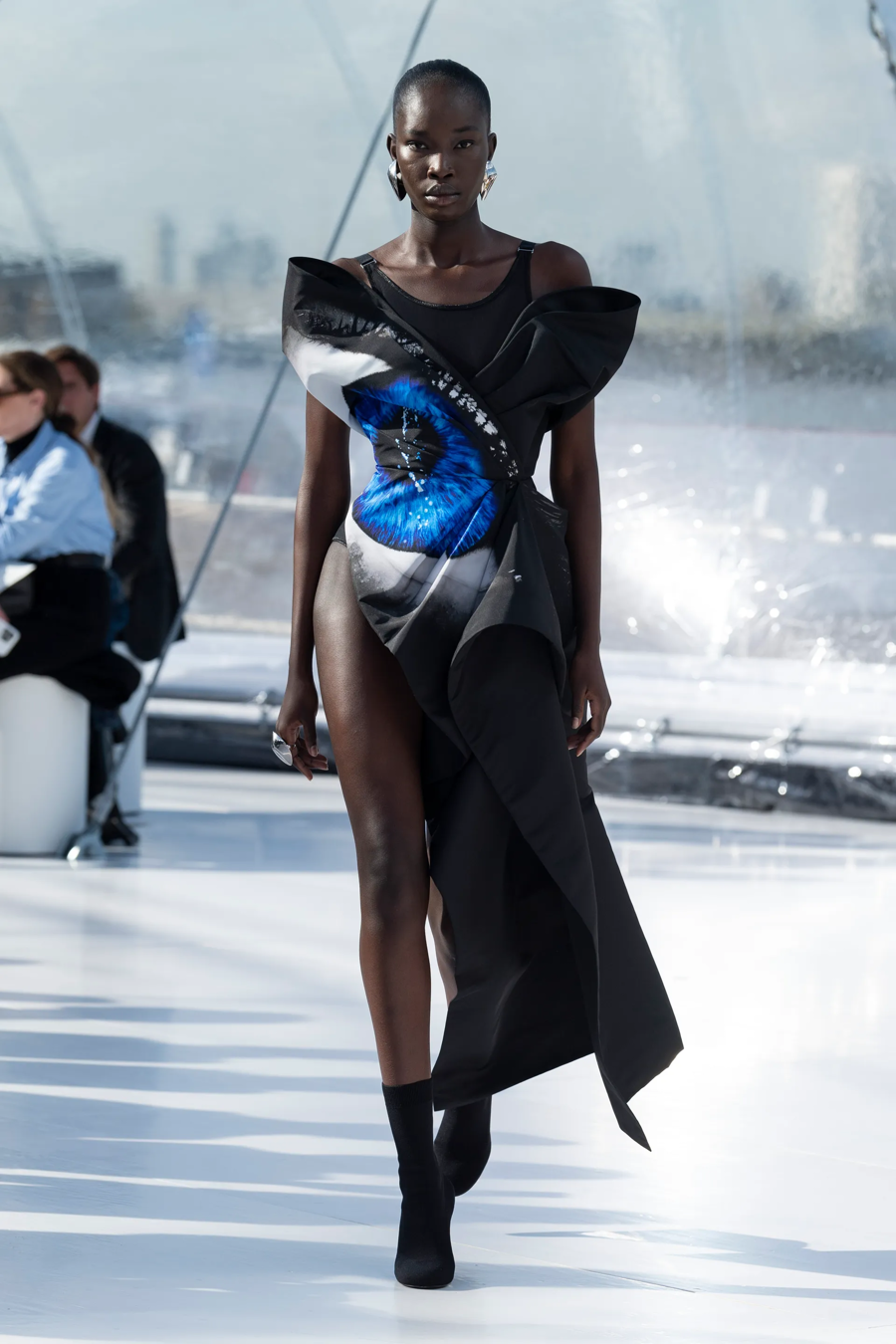 BST Alexander McQueen Xuân - Hè 2022: sự gợi cảm mới của thời trang - Ảnh 1
