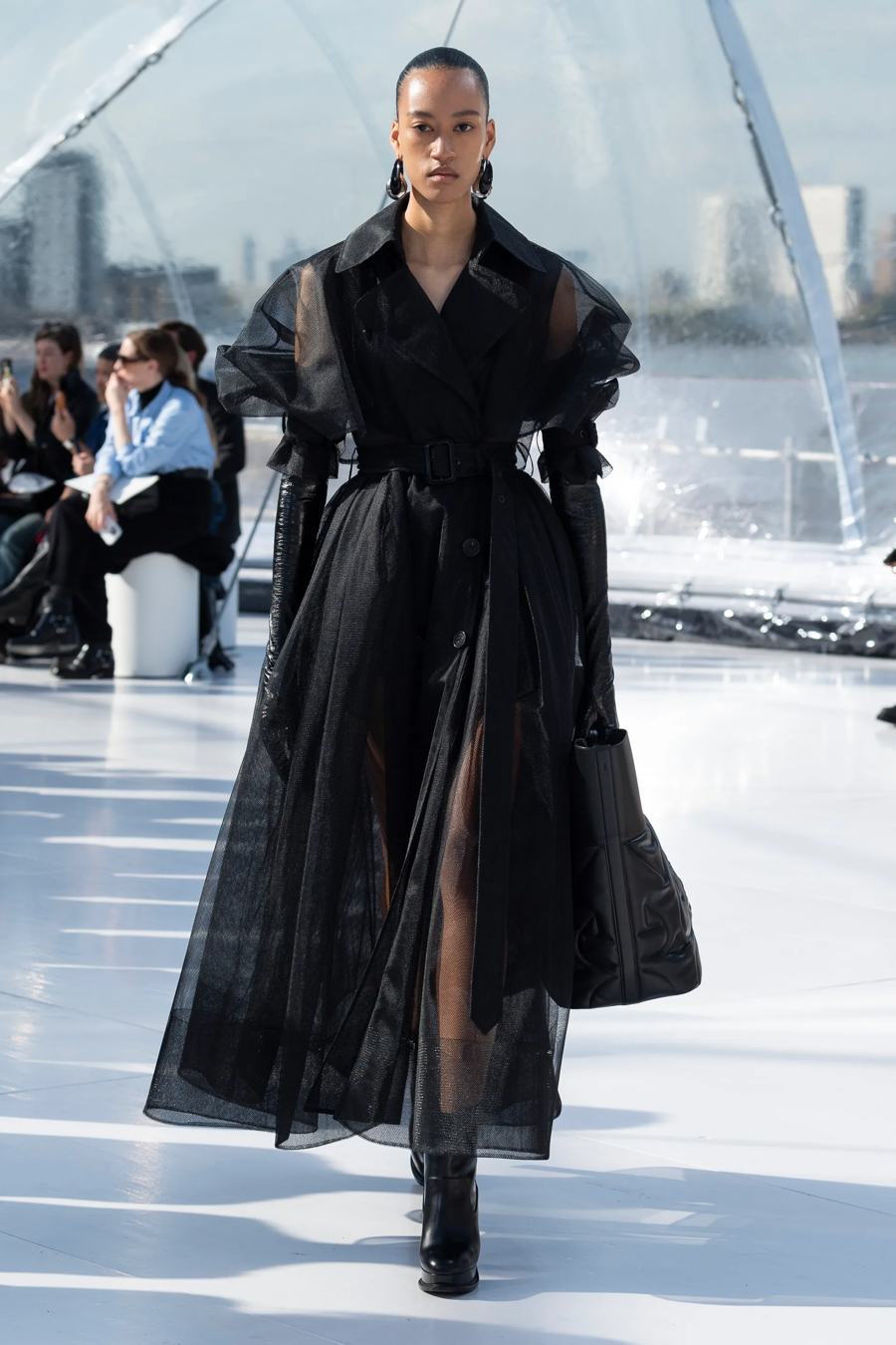 BST Alexander McQueen Xuân - Hè 2022: sự gợi cảm mới của thời trang - Ảnh 16