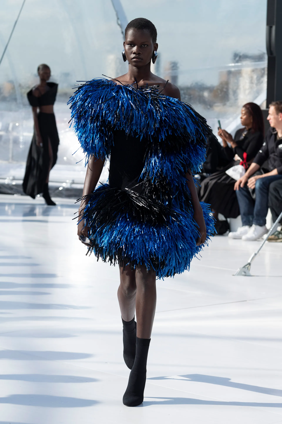 BST Alexander McQueen Xuân - Hè 2022: sự gợi cảm mới của thời trang - Ảnh 11
