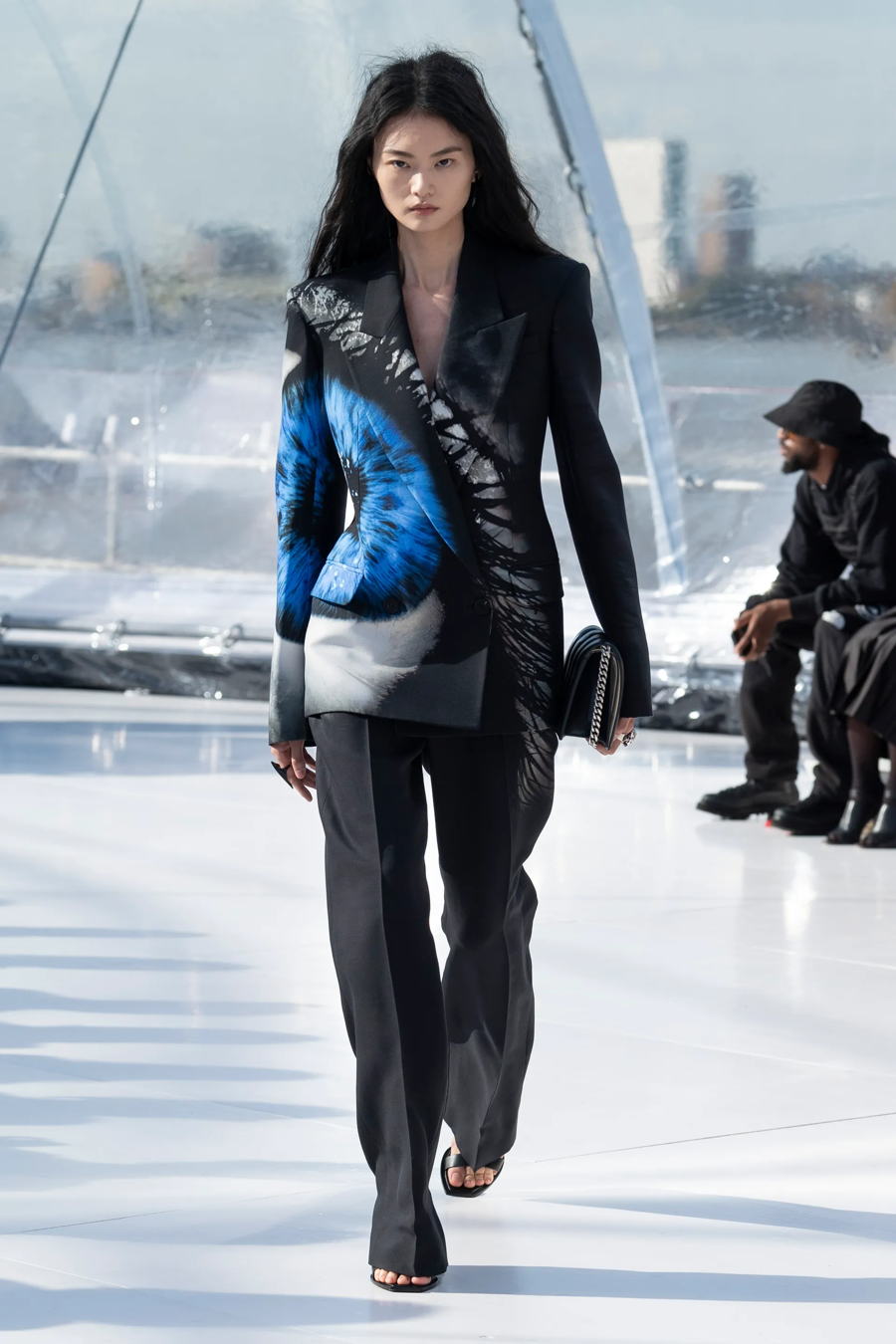 BST Alexander McQueen Xuân - Hè 2022: sự gợi cảm mới của thời trang - Ảnh 4