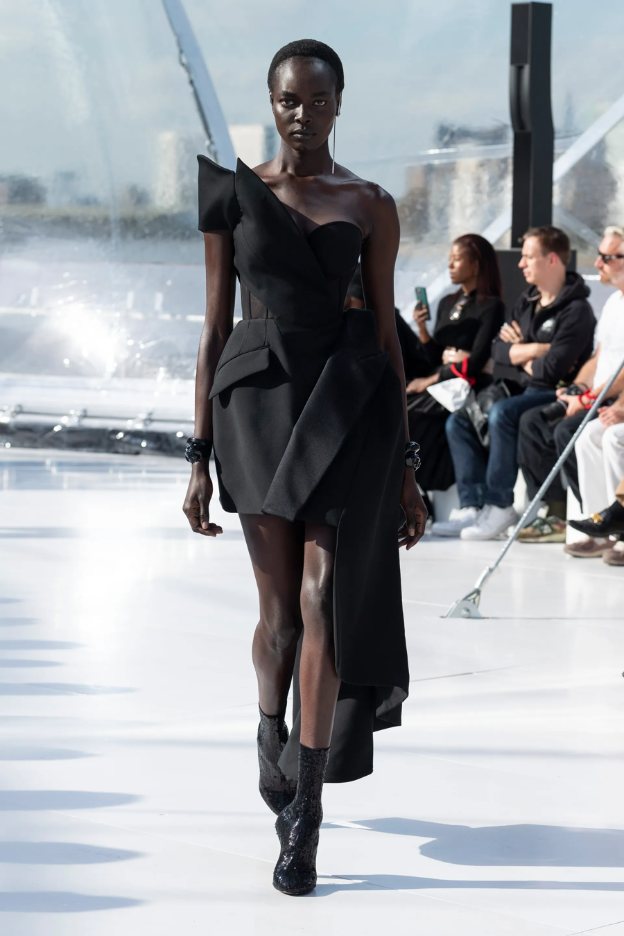 BST Alexander McQueen Xuân - Hè 2022: sự gợi cảm mới của thời trang - Ảnh 17