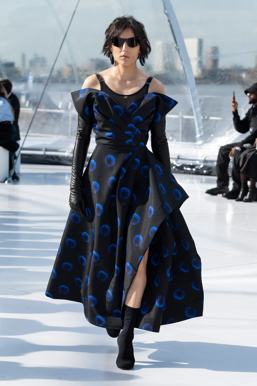 BST Alexander McQueen Xuân - Hè 2022: sự gợi cảm mới của thời trang - Ảnh 2