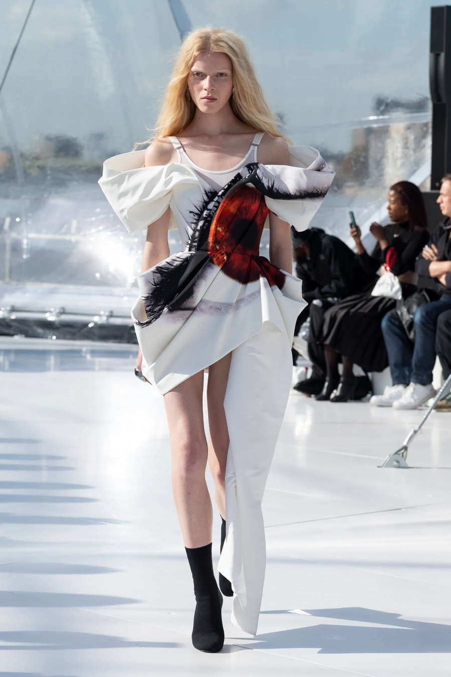 BST Alexander McQueen Xuân - Hè 2022: sự gợi cảm mới của thời trang - Ảnh 5