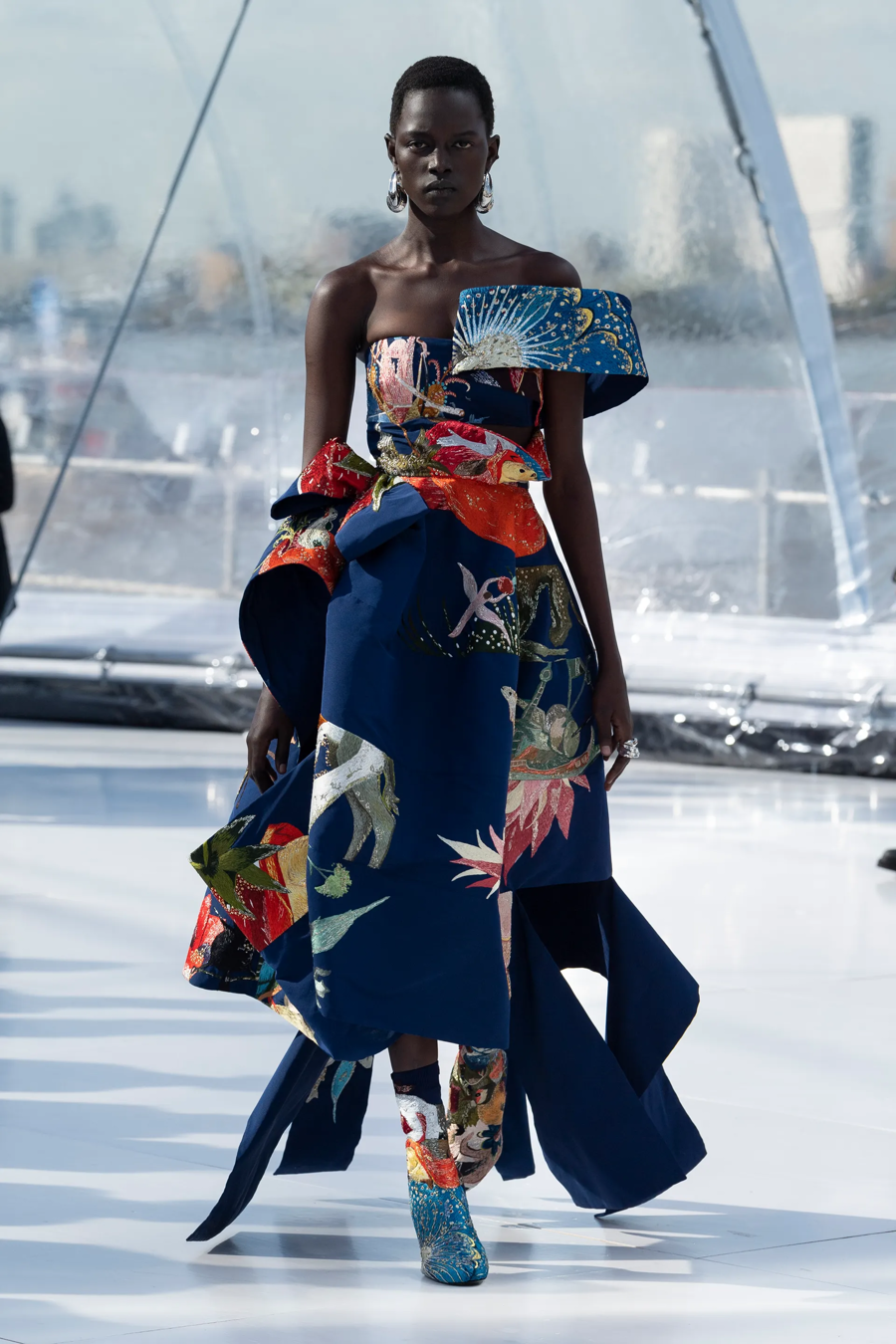 BST Alexander McQueen Xuân - Hè 2022: sự gợi cảm mới của thời trang - Ảnh 9