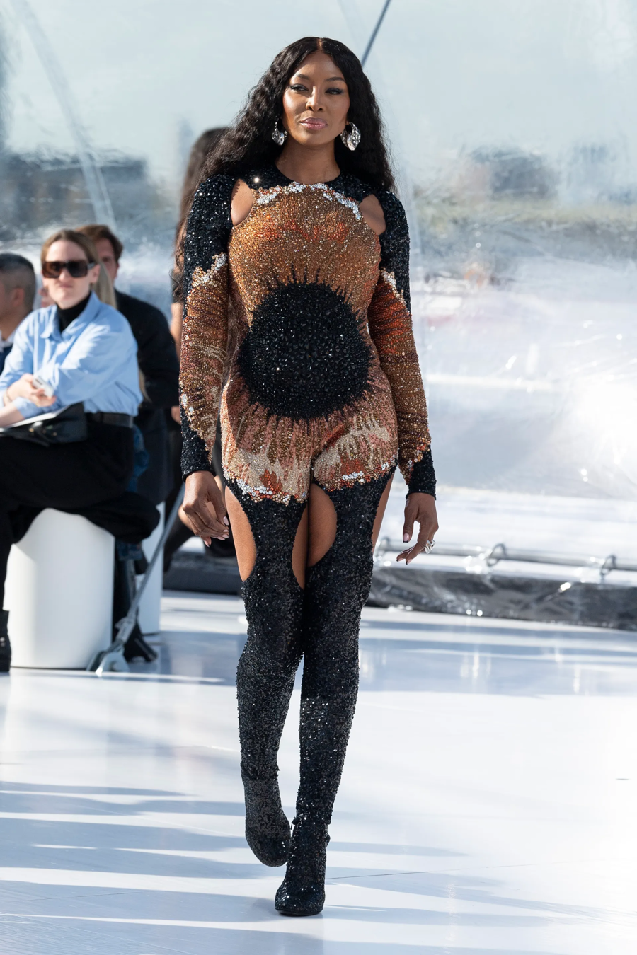 BST Alexander McQueen Xuân - Hè 2022: sự gợi cảm mới của thời trang - Ảnh 6