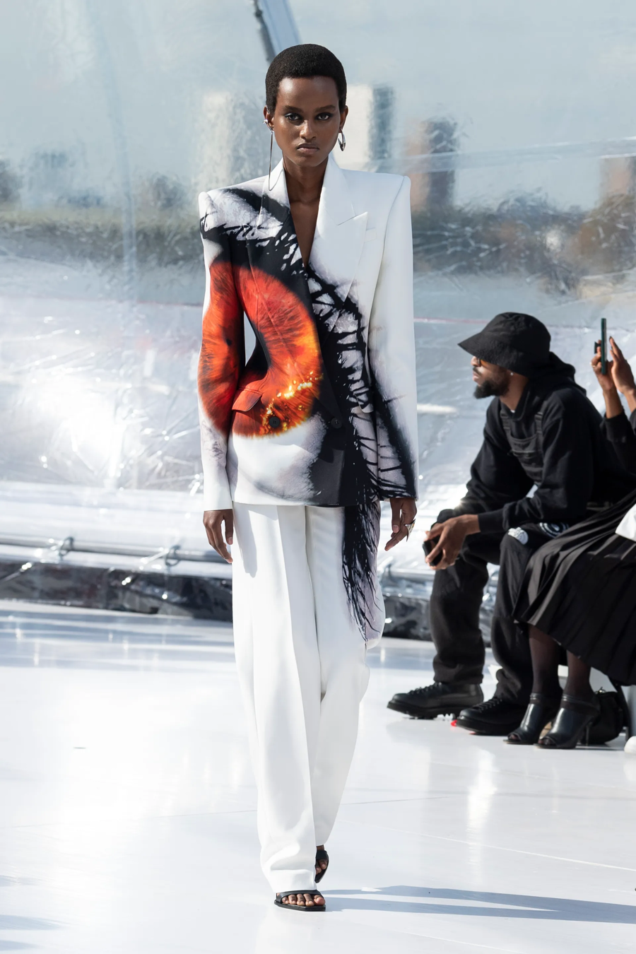 BST Alexander McQueen Xuân - Hè 2022: sự gợi cảm mới của thời trang - Ảnh 3