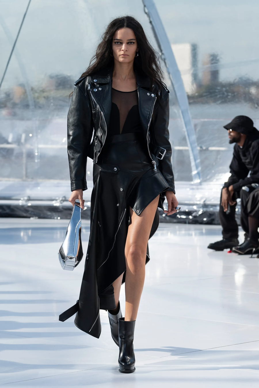 BST Alexander McQueen Xuân - Hè 2022: sự gợi cảm mới của thời trang - Ảnh 8