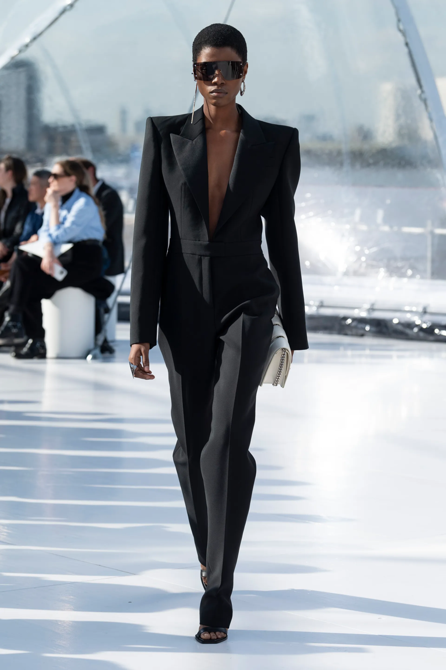 BST Alexander McQueen Xuân - Hè 2022: sự gợi cảm mới của thời trang - Ảnh 14