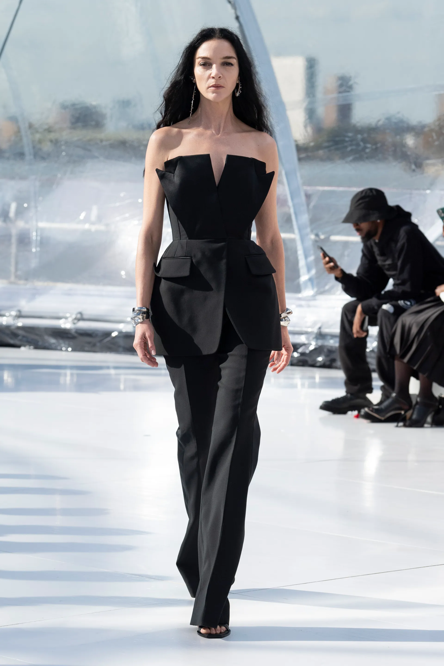 BST Alexander McQueen Xuân - Hè 2022: sự gợi cảm mới của thời trang - Ảnh 15