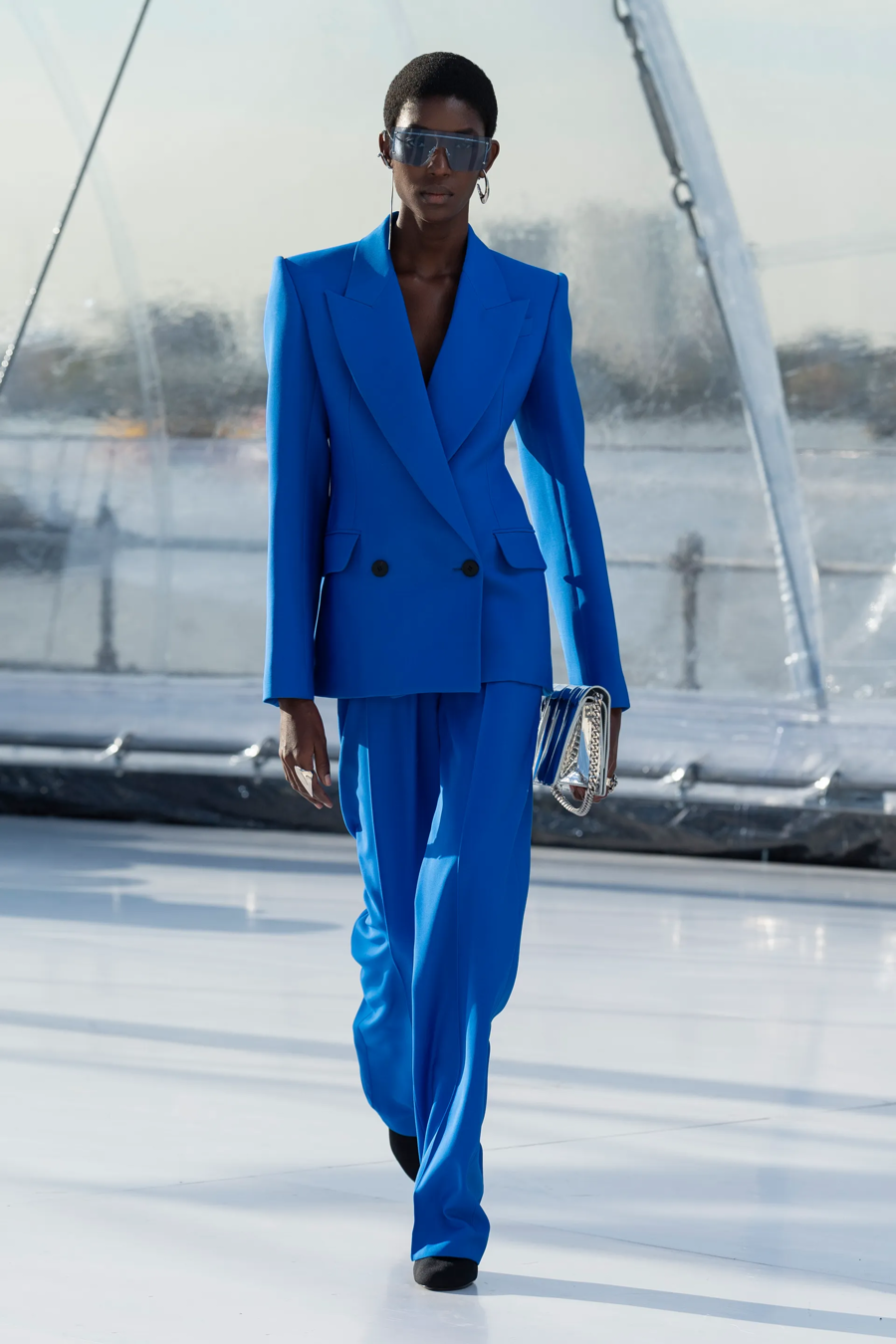 BST Alexander McQueen Xuân - Hè 2022: sự gợi cảm mới của thời trang - Ảnh 7