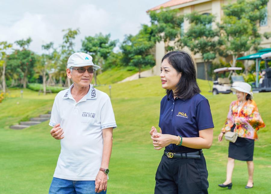 Chị Thuận Thi&ecirc;n trong một buổi trao đổi với nh&agrave; đầu tư của NovaWorld Phan Thiet về PGA Golf.