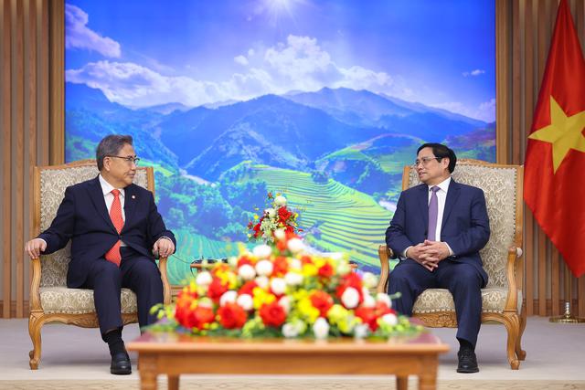 Thủ tướng đ&aacute;nh gi&aacute; cao &yacute; nghĩa chuyến thăm Việt Nam của Bộ trưởng Park Jin trong năm kỷ niệm 30 năm thiết lập quan hệ ngoại giao Việt Nam-H&agrave;n Quốc - Ảnh: VGP