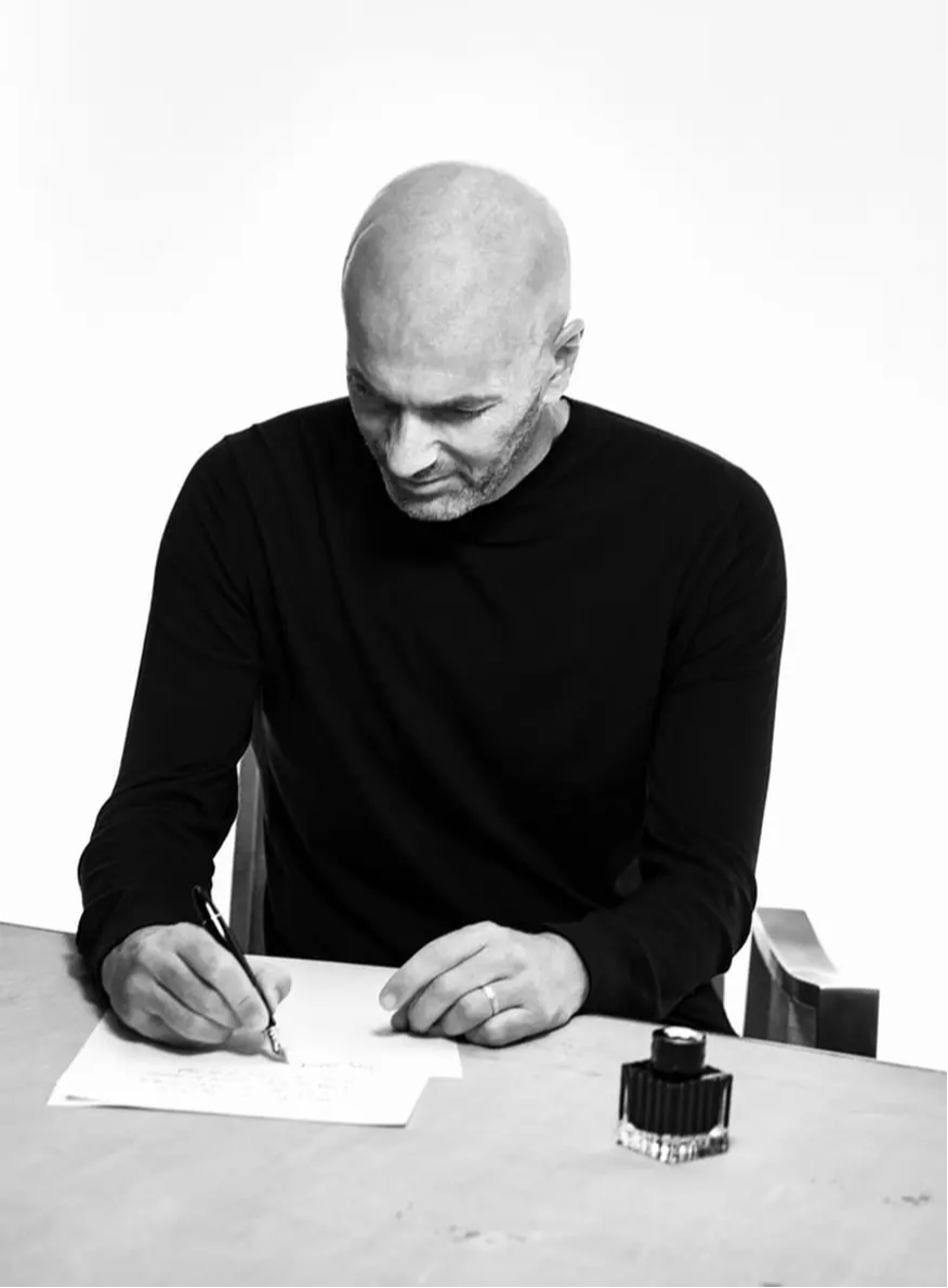 Zinédine Zidane sẽ làm gì khi cầm cây bút xa xỉ Montblanc? - Ảnh 1