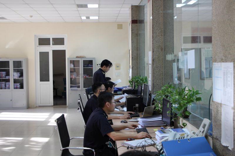 C&ocirc;ng chức Chi cục HQCK cảng Nghi Sơn mở tờ khai cho doanh nghiệp