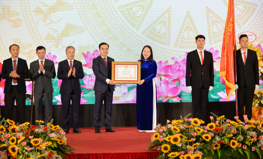 Ph&oacute; Chủ tịch nước V&otilde; Thị &Aacute;nh Xu&acirc;n trao tặng Hu&acirc;n chương Lao Động Hạng Nh&igrave; cho SCIC.