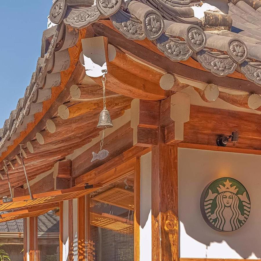 Starbucks hợp tác cùng Bang  Olufsen ra mắt quán cà phê nhà cổ ở Hàn Quốc - Ảnh 1