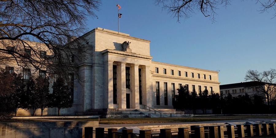 B&ecirc;n ngo&agrave;i trụ sở Fed tại&nbsp;Washington, D.C., Mỹ - Ảnh: Getty Images