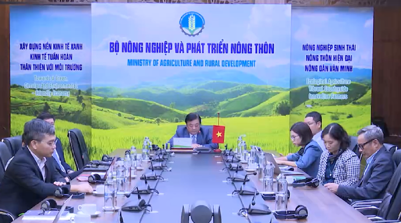 Bộ trưởng L&ecirc; Minh Hoan tham dự hội nghị từ điểm cầu H&agrave; Nội.