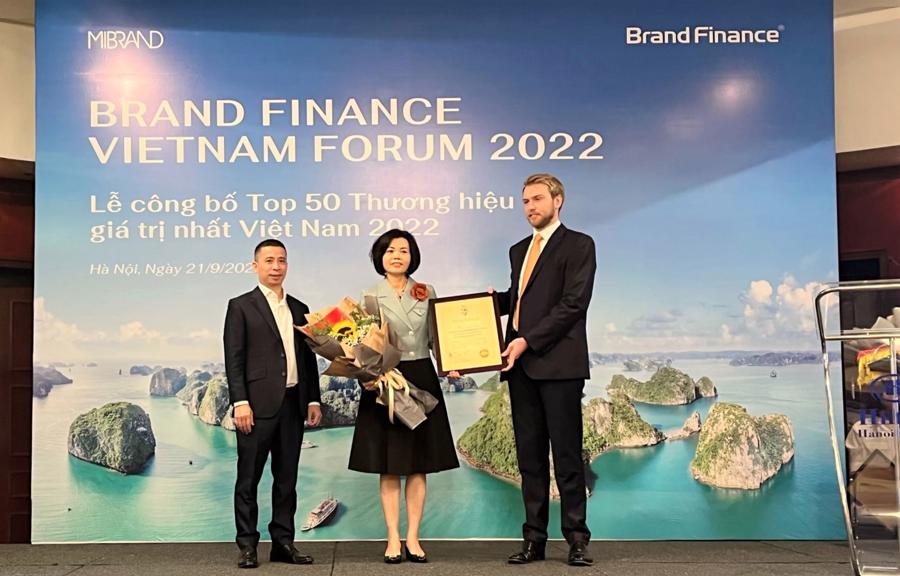 Đại diện Brand Finance trao chứng nhận "Vinamilk - Thương hiệu sữa lớn thứ 6 thế giới&rdquo; cho B&agrave; B&ugrave;i Thị Hương - Gi&aacute;m đốc Điều h&agrave;nh Vinamilk.