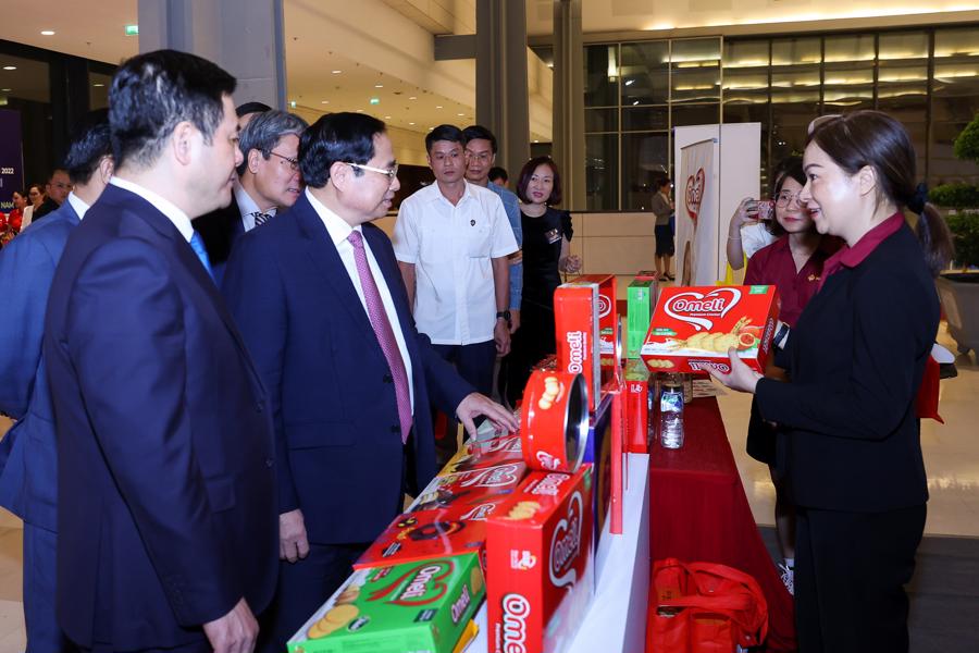 Thủ tướng Phạm Minh Chiacute;nh tham quan trưng bagrave;y sản phẩm đạt Thương hiệu quốc gia Việt Nam năm 2022 - Ảnh: VGP