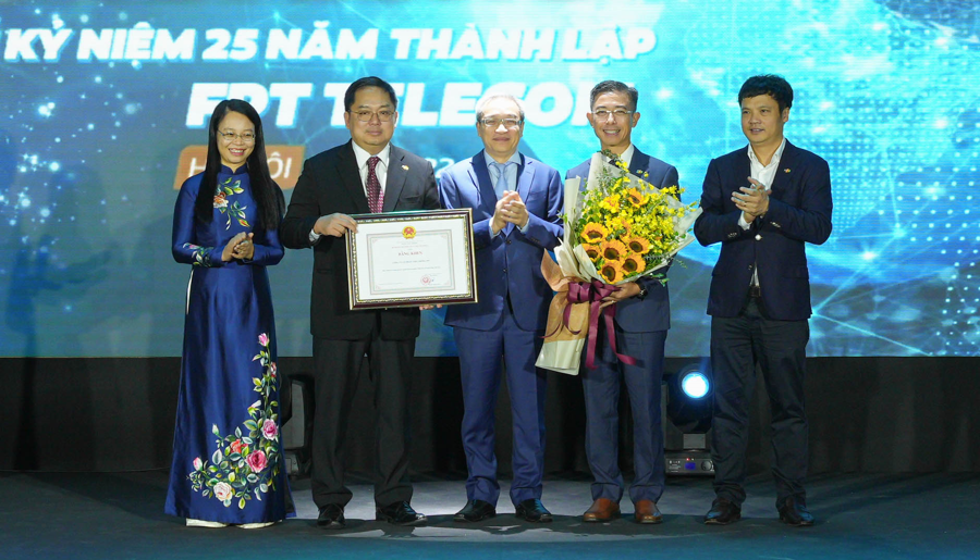 Thứ trưởng Phan T&acirc;m trao bằng khen của Bộ Th&ocirc;ng tin v&agrave; Truyền th&ocirc;ng cho FPT Telecom