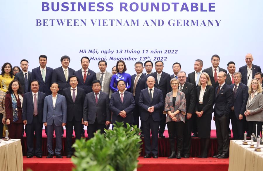 Thủ tướng Phạm Minh Chính và Thủ tướng Olaf Scholztham chụp ảnh cùng các đại biểu tham dự hội nghị bàn tròn - Ảnh: VGP