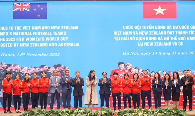 Thủ tướng Phạm Minh Ch&iacute;nh, Thủ tướng New Zealand Jacinda Ardern c&ugrave;ng Ban l&atilde;nh đạo VFF, ban huấn luyện v&agrave; c&aacute;c cầu thủ nữ - Ảnh: VGP