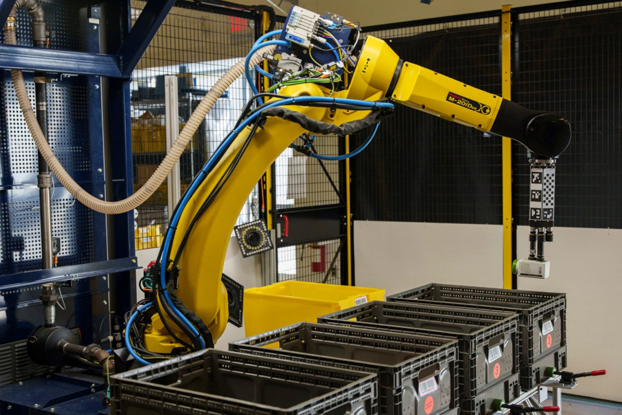 Amazon ra mắt cánh tay robot để giải phóng nhân viên trong kho hàng - Ảnh 2