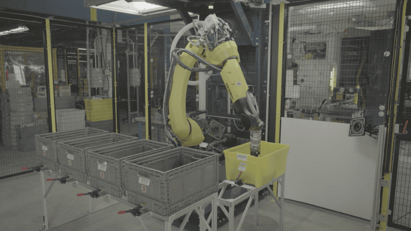 Amazon ra mắt cánh tay robot để giải phóng nhân viên trong kho hàng - Ảnh 1