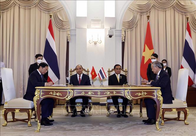 Chủ tịch nước Nguyễn Xuân Phúc và Thủ tướng Thái Lan Prayut Chan-o-cha chứng kiến lễ ký Chương trình hành động triển khai quan hệ Đối tác chiến lược tăng cường Việt Nam-Thái Lan giữa Chính phủ hai nước - Ảnh: TTXVN