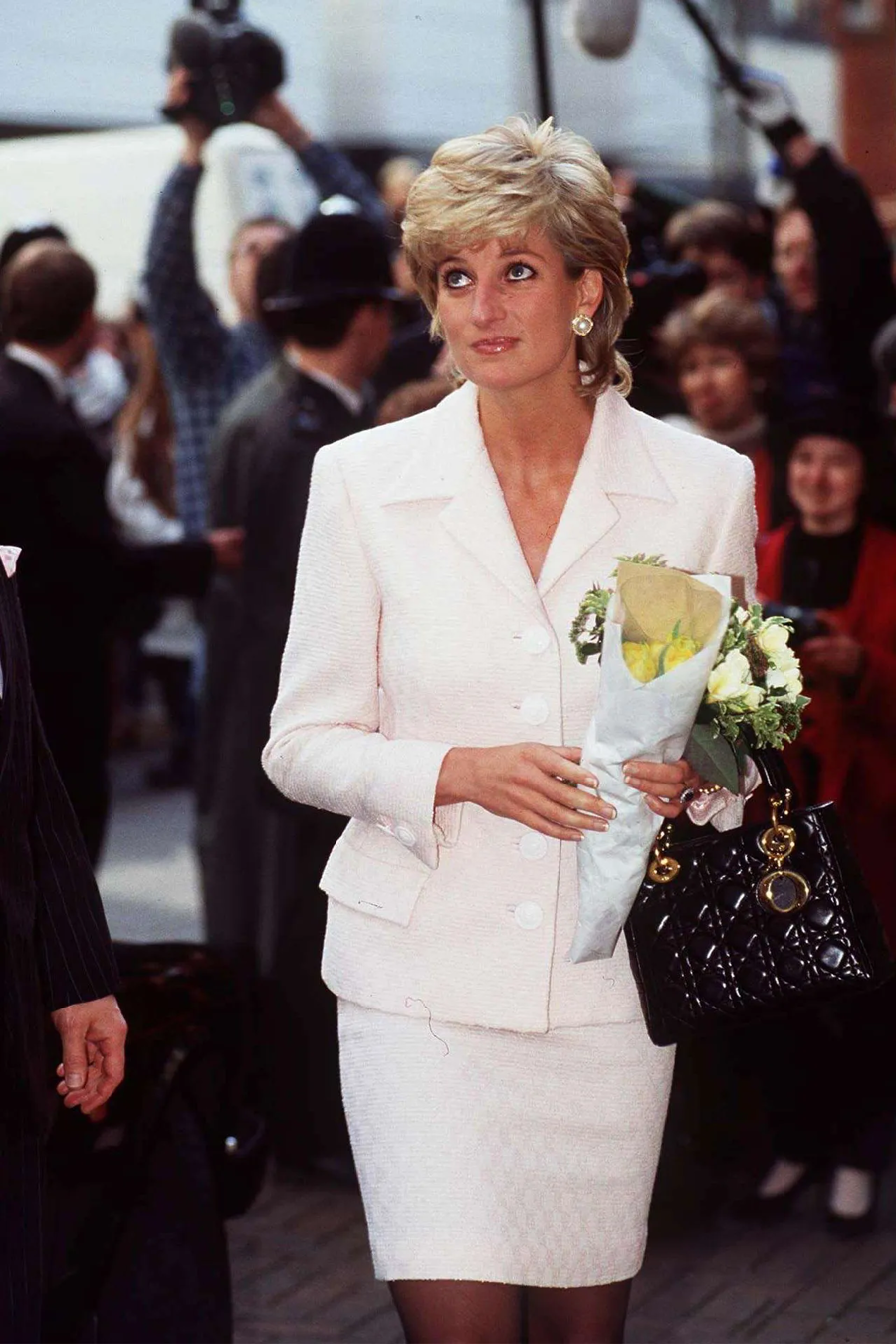 Mẫu túi Lady Dior mini gắn liền với công nương Diana đã trở lại - Ảnh 1