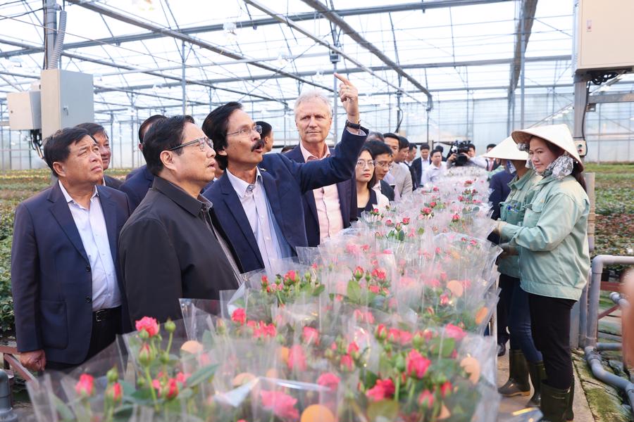 Thủ tướng Phạm Minh Ch&iacute;nh đến thăm hỏi, động vi&ecirc;n người lao động tại sản xuất tại c&ocirc;ng ty Dalat Hasfarm - Ảnh: VGP