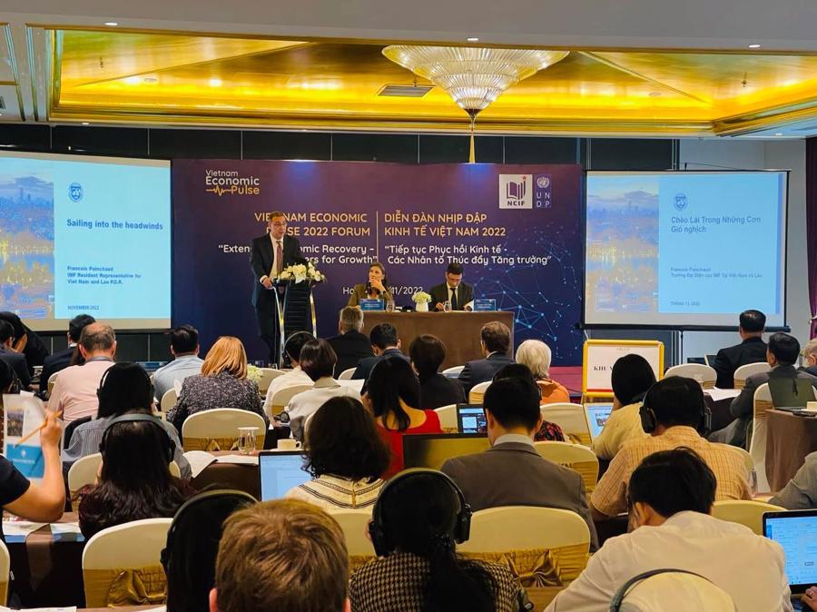 C&aacute;c diễn giả trao đổi tại Diễn đ&agrave;n Nhịp đập kinh tế Việt Nam 2022.