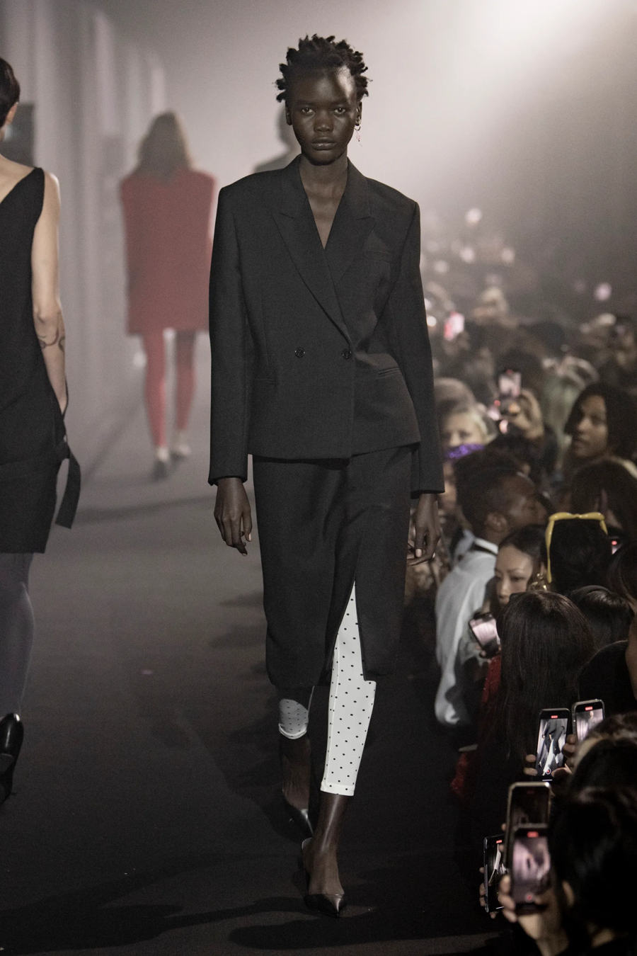 “Vua thiết kế” Raf Simons đóng cửa thương hiệu thời trang sau 27 năm - Ảnh 5