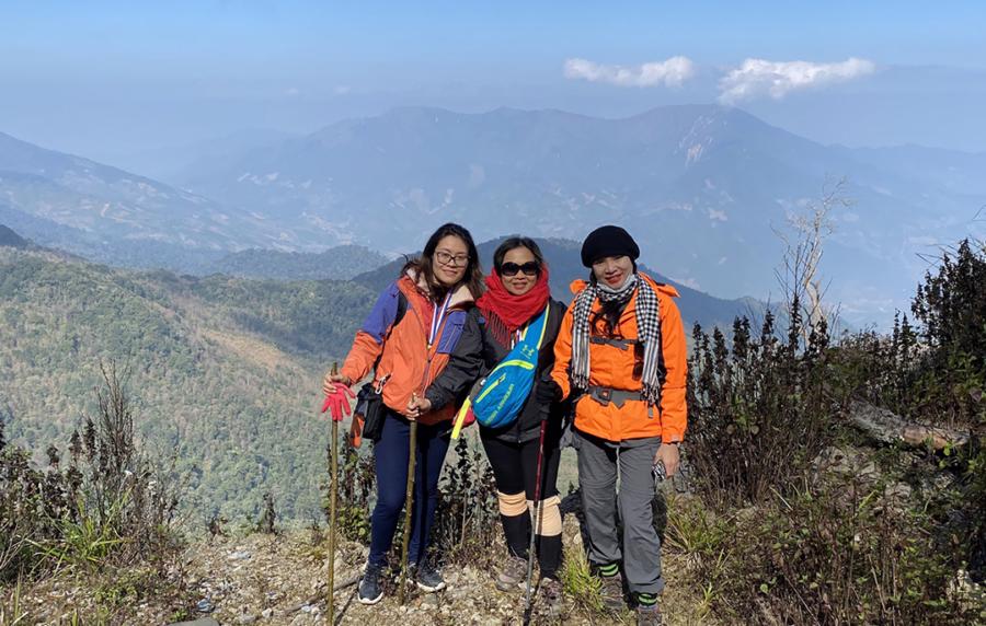 Một nhóm trên đường lên đỉnh Pu Xai Lai Leng (Nghệ An) cao 2.720 m. Ảnh: Sở Du lịch Nghệ An.