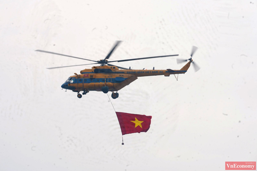 Đội bay tiêm kích là biểu tượng mạnh mẽ về sức mạnh quân sự của Việt Nam. Hình ảnh các tiêm kích trên trời xanh cùng quốc kỳ Việt Nam lá cờ đỏ sao vàng là một sự kết hợp tuyệt vời giữa quân đội và quốc gia. Tham gia ngay để thấy sự uy lực của đội bay tiêm kích!