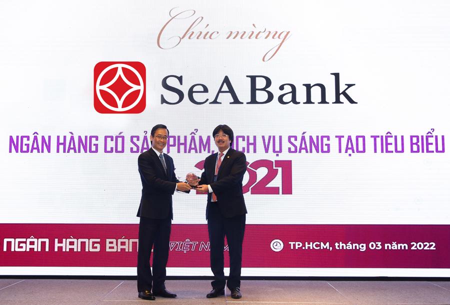 Đại diện SeABank tại lễ trao giải Ng&acirc;n h&agrave;ng Việt Nam ti&ecirc;u biểu.