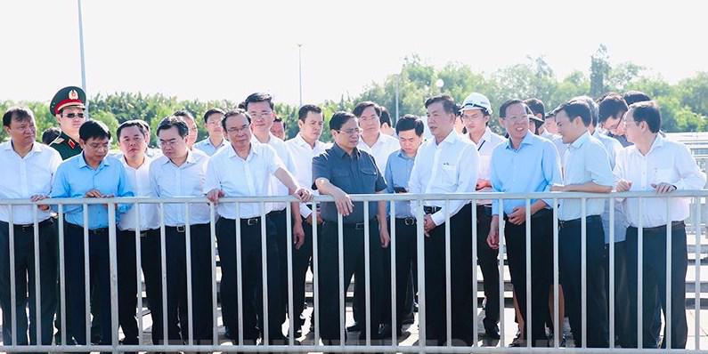Thủ tướng Phạm Minh Chính khảo sát hiện trường Dự án Nhà máy xử lý nước thải Bình Hưng giai đoạn 2 - Ảnh: LH.