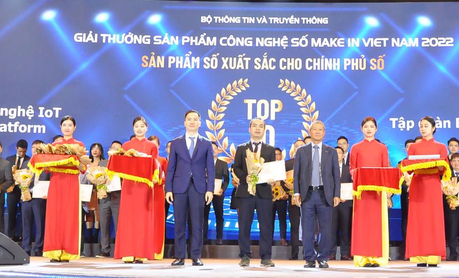 Đại diện VNPT nhận giải thưởng hạng mục Sản phẩm số xuất sắc cho Ch&iacute;nh phủ số d&agrave;nh cho nền tảng VNPT IoT Platform.