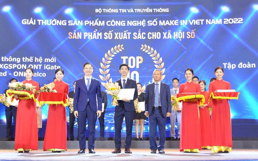 Đại diện VNPT nhận giải thưởng hạng mục Sản phẩm số xuất sắc cho X&atilde; hội số d&agrave;nh cho sản phẩm VNPT iGate.
