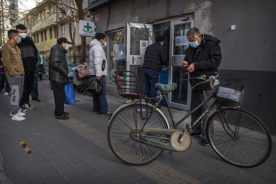 Người d&acirc;n mua thuốc tại một hiệu thuốc ở Bắc Kinh ng&agrave;y 11/12 - Ảnh: Getty Images