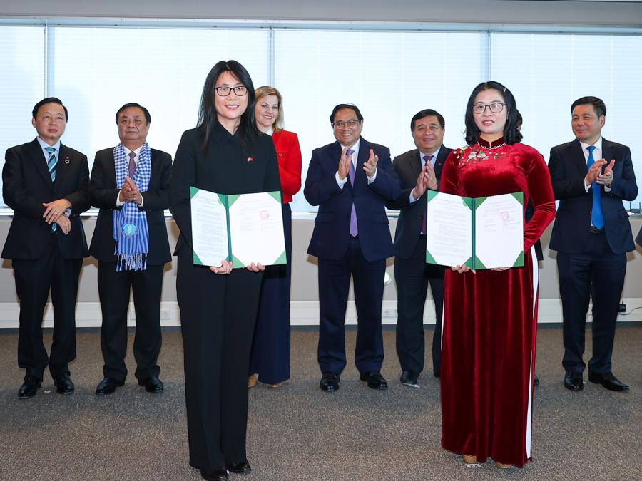 Thủ tướng Phạm Minh Chính chứng kiến lễ trao Bản ghi nhớ giữa Học viện Nông nghiệp Việt Nam và Tập đoàn Giáo dục Lentiz - Ảnh: VGP
