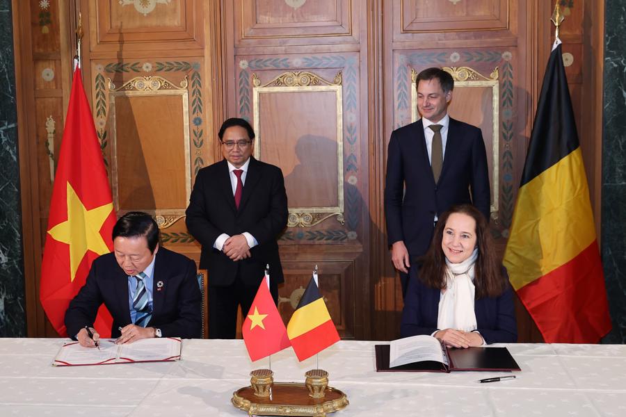 Thủ tướng Phạm Minh Chính và Thủ tướng Alexander De Croo chứng kiến lễ ký Ý định thư hợp tác giữa Bộ Tài nguyên và Môi trường và Bộ Biển Bắc của Vương quốc Bỉ - Ảnh: VGP