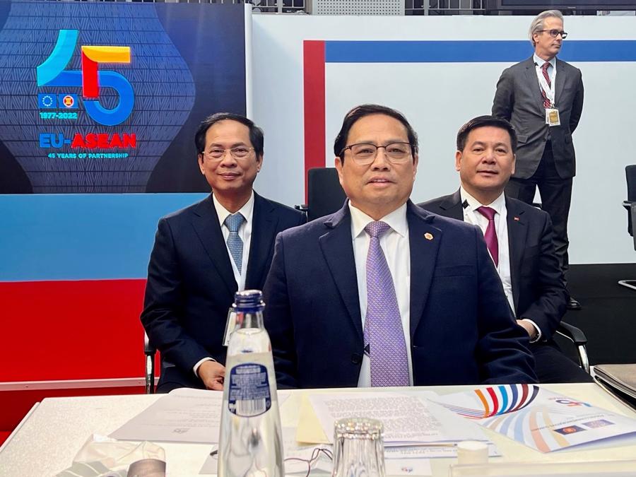 Thủ tướng Phạm Minh Ch&iacute;nh c&ugrave;ng đo&agrave;n đại biểu Việt Nam tại Hội nghị Cấp cao kỷ niệm 45 năm quan hệ ASEAN-EU - Ảnh: VGP