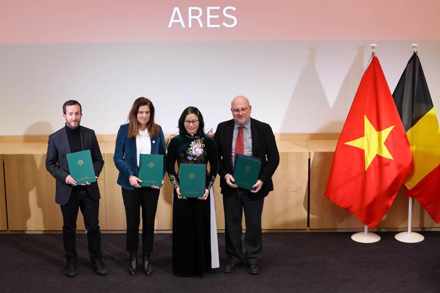 Thủ tướng Phạm Minh Chính, Công chúa Astrid của Vương quốc Bỉ và các quan chức hai nước dự lễ ký các văn kiện hợp tác giữa các bộ, ngành và doanh nghiệp hai nước - Ảnh: VGP