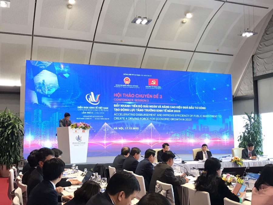Chủ tịch VACC phát biểu tại Diễn đàn Kinh tế Việt Nam 2023.