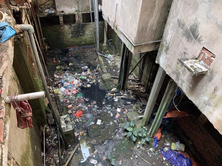 Khu vực chung - giếng trời bị lấn chiếm trở thành nơi xả nước thải, rác thải gây mất vệ sinh môi trường, tiềm ẩn nguy cơ lây lan dịch bệnh.  Khó có thể tưởng tượng đây là hoàn cảnh của một khu tập thể nằm giữa thủ đô Hà Nội.