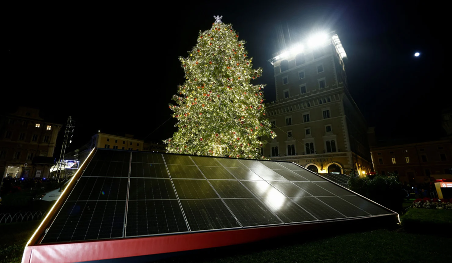 C&acirc;y th&ocirc;ng Noel chạy bằng năng lượng mặt trời tại quảng trường Piazza Venezia, Rome, Italia.